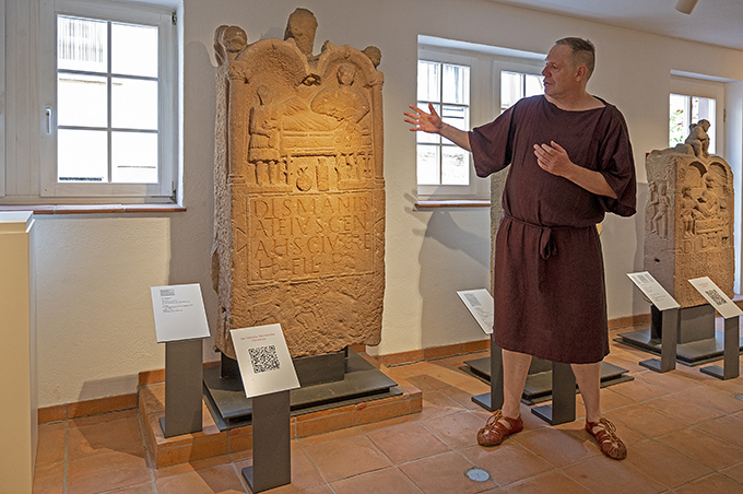 Ganz standesgemäß in seiner Römerkluft stellt Eric Erfurth in Obernburg stolz sein Römermuseum vor. Churfranken