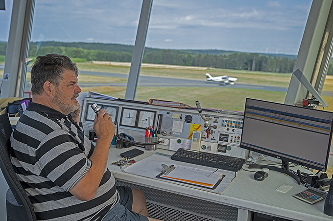 Im Tower gibt Michael Picard den Start frei. Churfranken